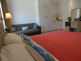 Makis Louvlis Apartments & Studios