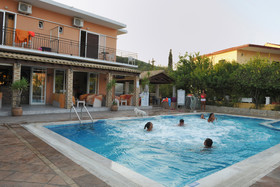 Makis Louvlis Apartments & Studios
