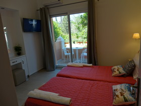 Makis Louvlis Apartments & Studios