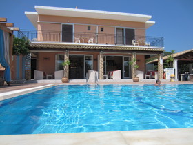 Makis Louvlis Apartments & Studios