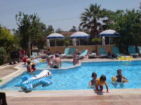 Makis Louvlis Apartments & Studios