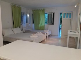 Rossi's Studios and Apartments