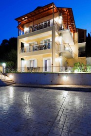 Brentanos Apartments