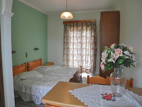 Makis Studios & Apartments