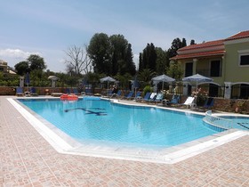 Makis Studios & Apartments