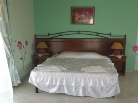 Makis Studios & Apartments