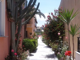 Makis Studios & Apartments