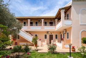 Nikos Pool Apartments - Upper Floor