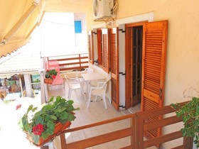 Zorbas Studios & Apartments