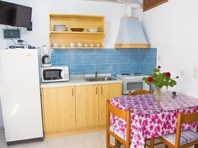 Zorbas Studios & Apartments
