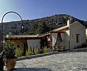 Agroikies Stratakis Estate