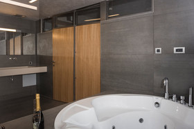 Icarus Hotel