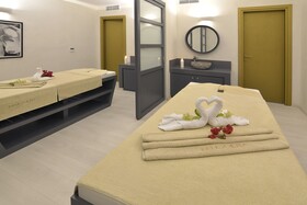 Insula Alba Sea Side Resort & Spa