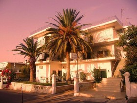 Akrotiri Hotel