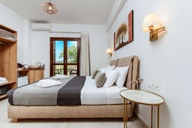 Deluxe Hotel