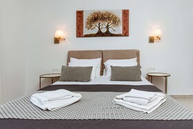 Deluxe Hotel