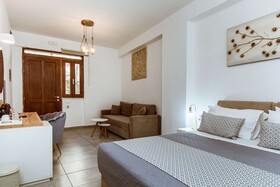 Deluxe Hotel