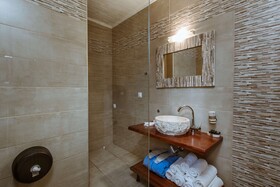 Deluxe Hotel