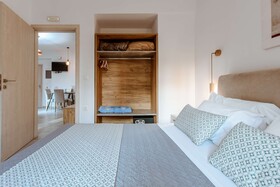 Deluxe Hotel