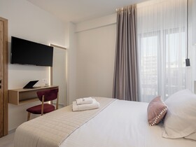 Miss Marrone City Hotel