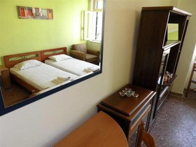 Nikolas Rooms