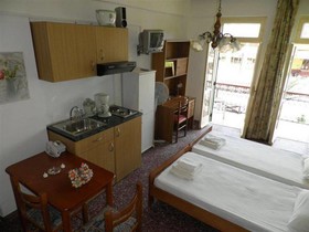 Nikolas Rooms