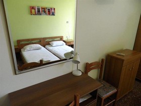 Nikolas Rooms