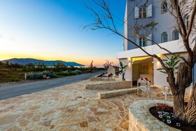 Pinelopi Beach Suites