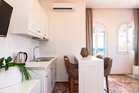 Pinelopi Beach Suites