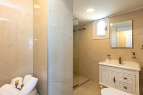 Pinelopi Beach Suites