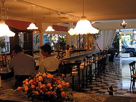 Enorme Epavli Boutique
