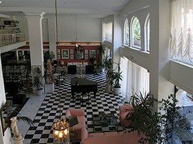 Enorme Epavli Boutique