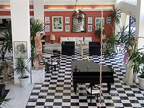 Enorme Epavli Boutique
