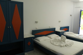 Leonidas Studios & Apartments