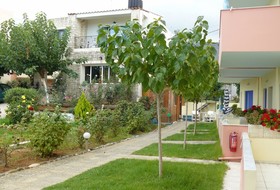 Leonidas Studios & Apartments