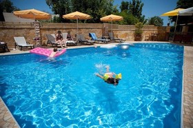 Nikolas Suites