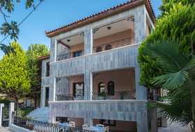 Niriedes - Dionisos Village