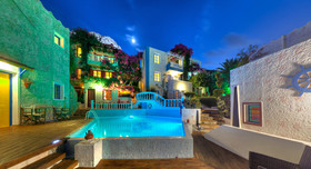 Art Hotel Korifi Suites