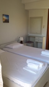 Leonidas Rooms & Studios