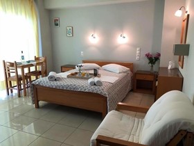 Leonidas Rooms & Studios