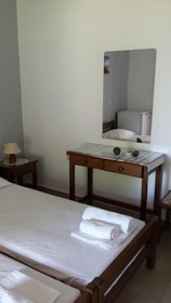 Leonidas Rooms & Studios