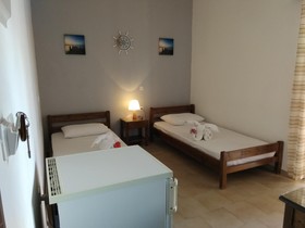 Leonidas Rooms & Studios