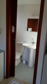 Leonidas Rooms & Studios