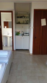 Leonidas Rooms & Studios
