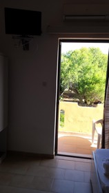 Leonidas Rooms & Studios