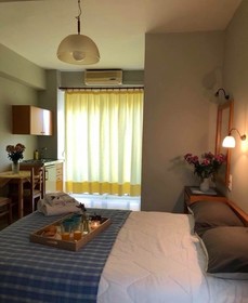 Leonidas Rooms & Studios