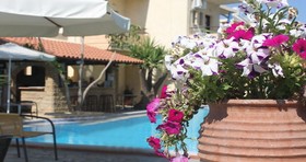 Lola's Hotel