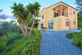 disCrete Villa Maroulas