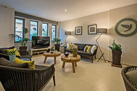 Icarus Suites & Apartments