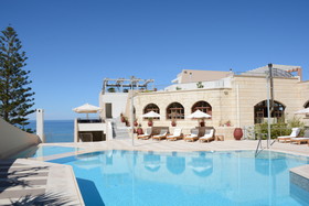 Macaris Suites & Spa